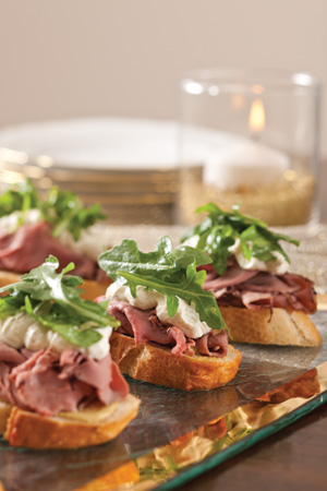 beef crostini roast horseradish appetizers cream party arugula appetizer food recipes cocktail beach over finger tasty foods cooking cheese parties