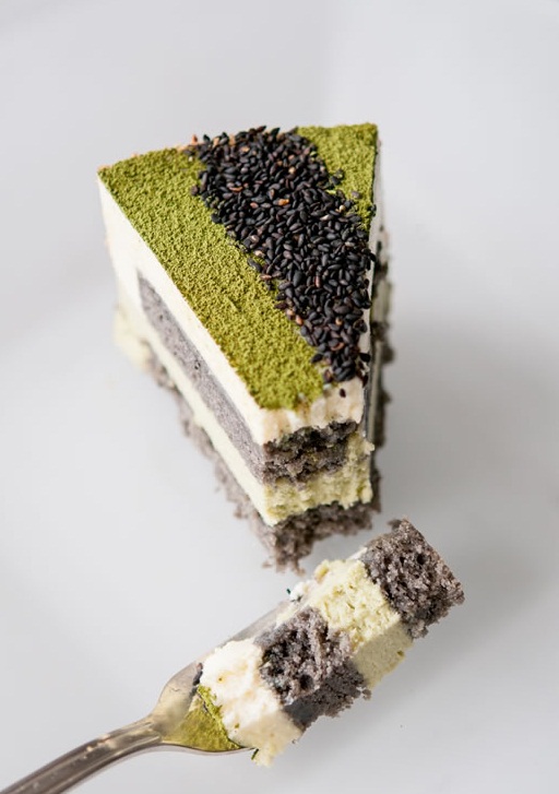 matcha-goma mousse cake